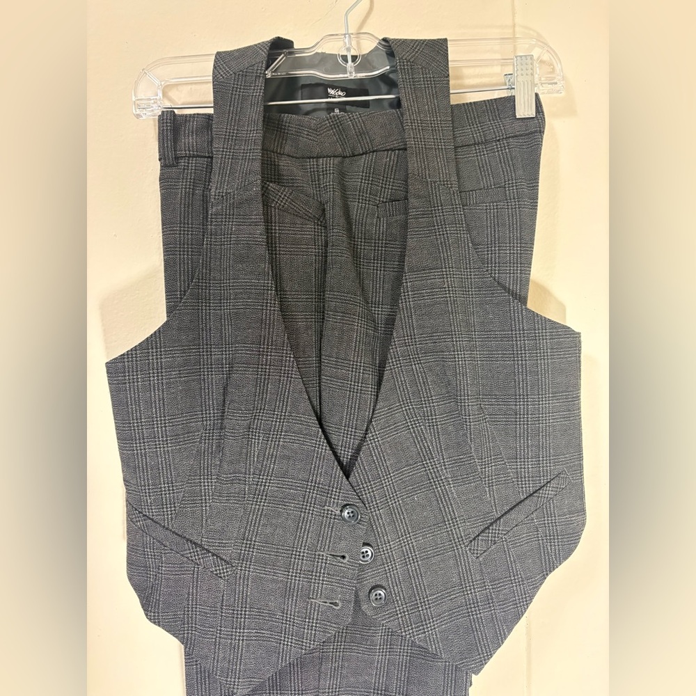 Brand new Mossimo Vest & pant suit.
